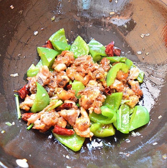 炒葱椒鸡是一道不错的开胃下饭菜,炒葱椒鸡怎么做?