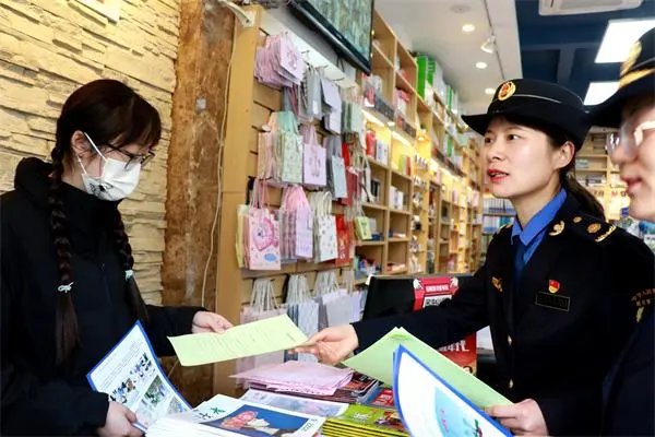 四川一位女城管执法时被打哭，城管的伤势如何？