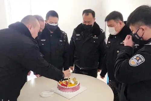 山东民警给涉毒女孩过19岁生日，女孩儿泪流不止，她为什么哭了？