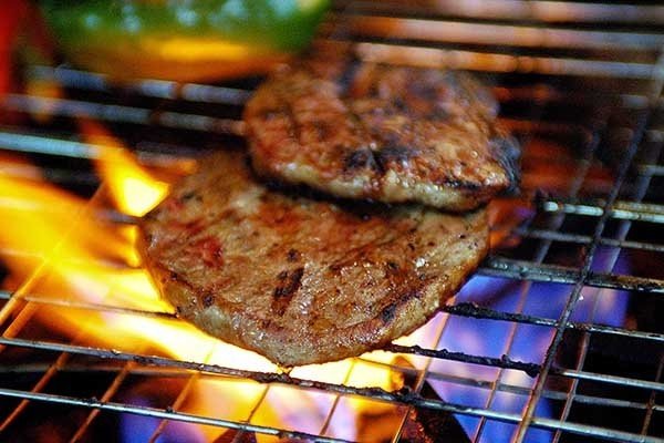 烧烤店恶性竞争25人只点一根羊肉串，一天的时间消耗是否跟利润对等？