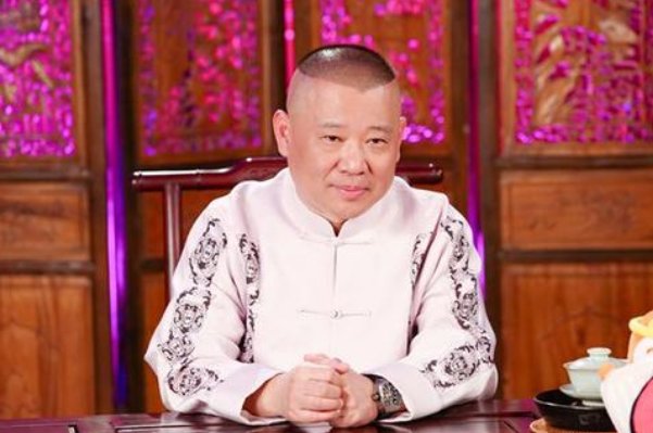 郭德纲给女粉丝送冰糖葫芦花，郭德纲是一个十分宠粉的明星吗？