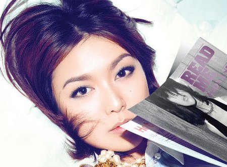 粤语歌词：我不是我、是出自哪首歌？女生唱的。帮我找找、谢了。