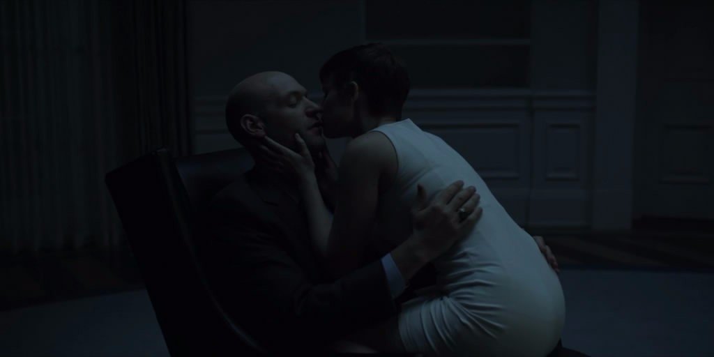 《纸牌屋》第三季结尾克莱尔离开了弗兰克，第四季里他们是怎么和好的？