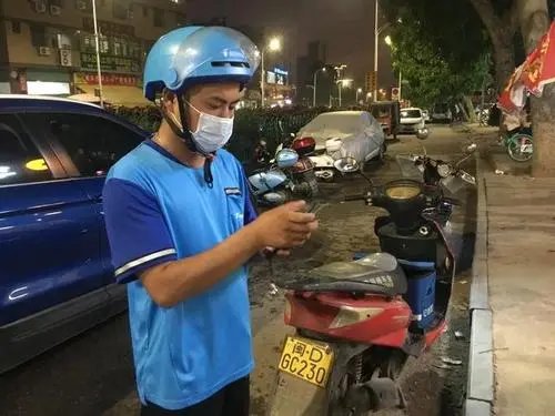 杭州一外卖员用脚踢着餐盒走进小区，该名外卖员缺乏哪些职业素养？