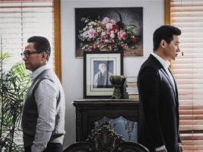 请举例：对立统一规律在实际中的运用