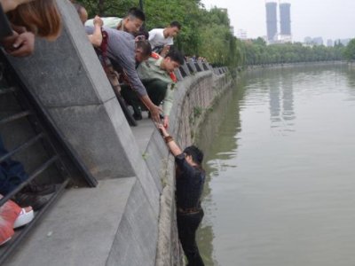 广场舞大妈一把拽回轻生女子，为何很多年轻人选择轻生？