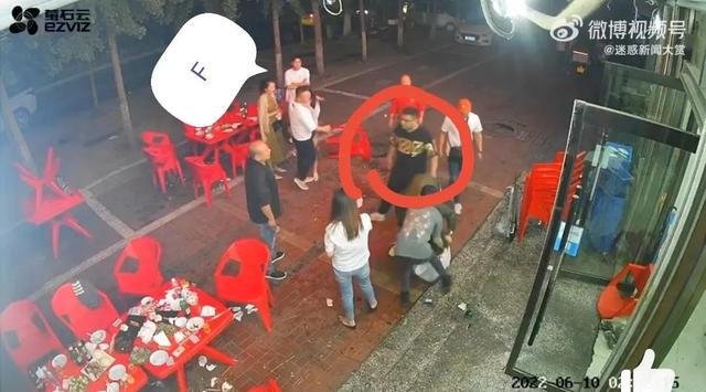 媒体：烧烤店老板曾和打人者同桌吃饭，店老板在此事中充当了什么角色？