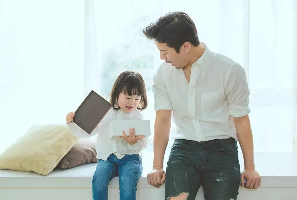 爸爸为帮女儿吹发型，专门去理发店学习，有一个这样的爸爸是什么感受呢？