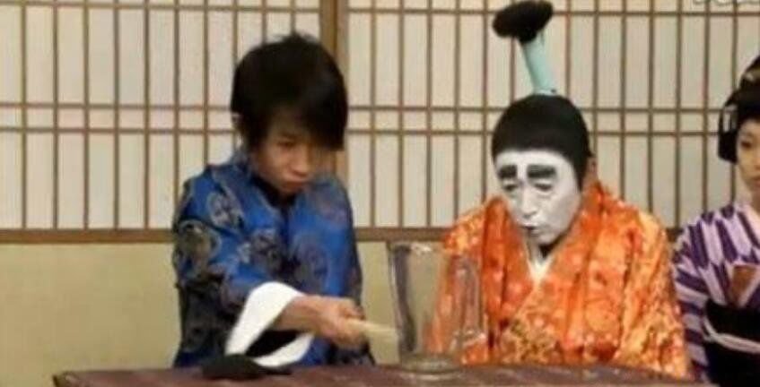 刘谦事件怎么回事 为什么给日本人跪着磕头(带原视频)