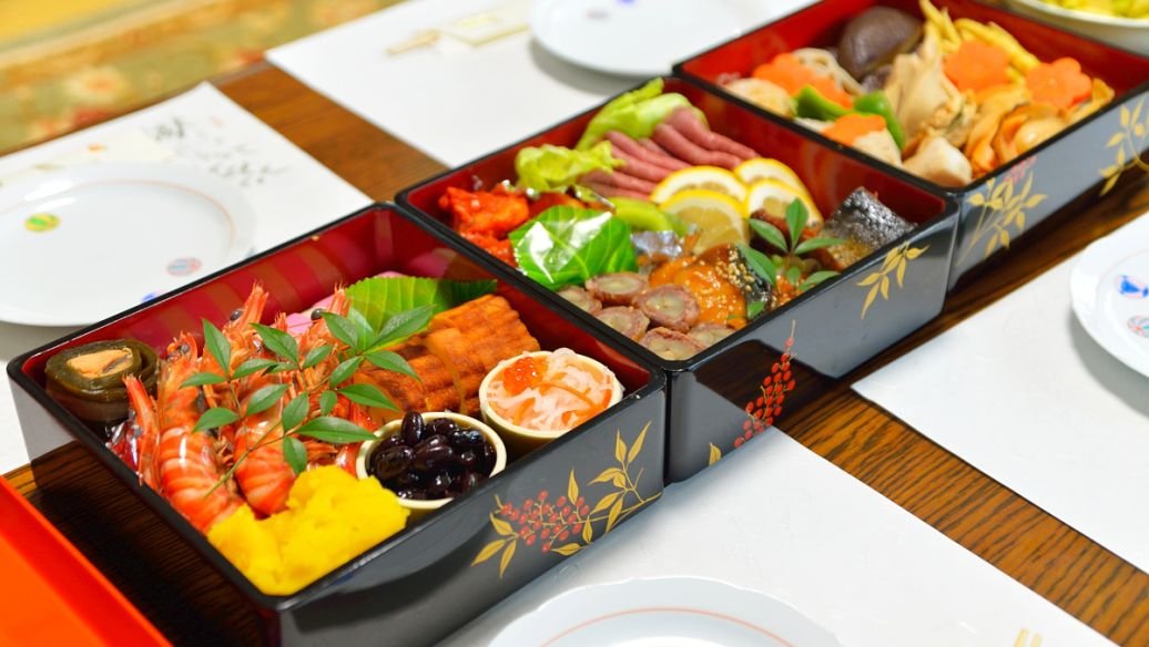 杭州一外卖员用脚踢着餐盒走进小区，该名外卖员缺乏哪些职业素养？