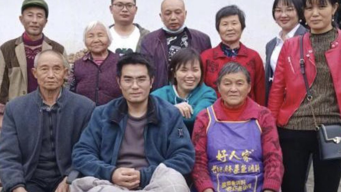 甘宇回到老家拍了全家福：相比入院前重了30多斤，他目前身体情况如何了？