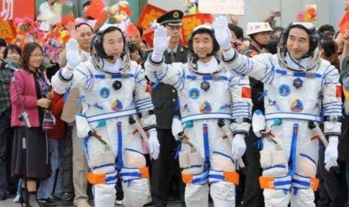 航天员刘伯明与妻子隔空庆祝“珍珠婚”,这样的浪漫你慕了吗?