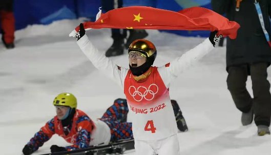 中国第7金齐广璞，脚前放着2个金墩墩，他在比赛时的动作难度有多高？