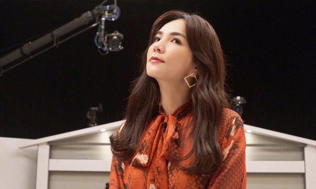 Ella向五月天及布农族道歉，她因何事而道歉呢？