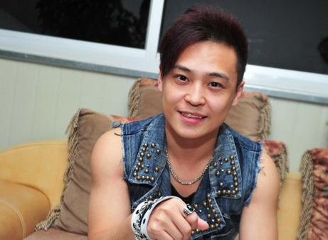 ‘爱你我痛彻心扉’是哪首歌的歌词？