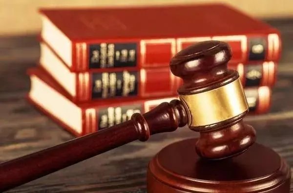 江苏一外卖员因耽误时间，对女子掐脖子殴打，此事到底谁对谁错？