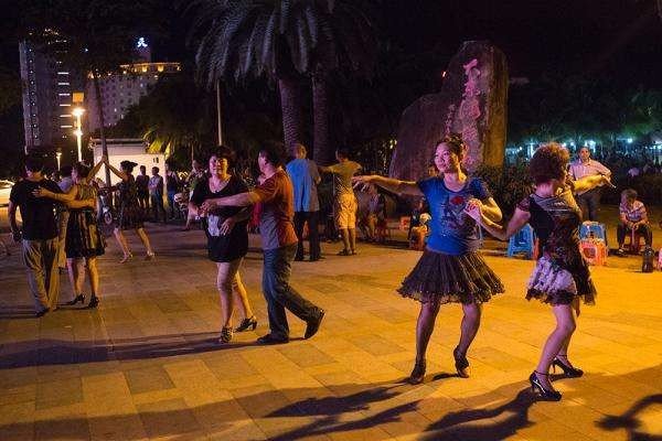 广场舞带来福音，大爷大妈跳广场舞有哪些不得不提的好处？