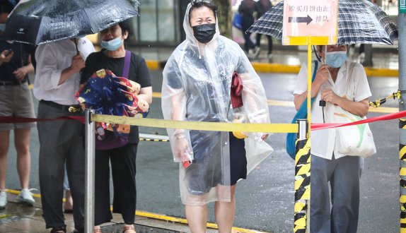 台风天，上海市民为什么冒雨也要去光明邨排队买鲜肉月饼？