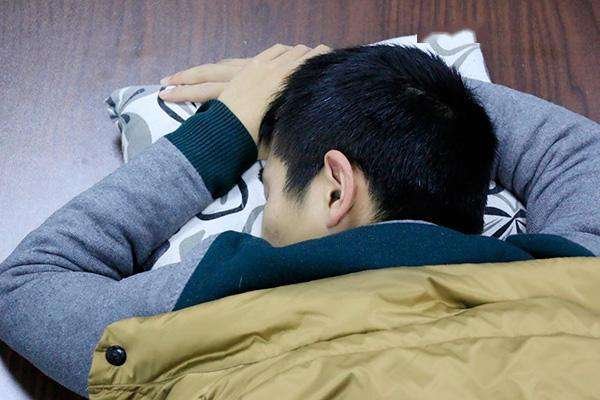 人1/3的时间都是在睡眠中度过,长时间的睡觉对身体都有什么危害?