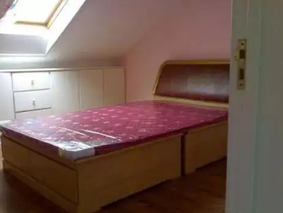 男子晒空中阁楼出租房得爬梯子上，是否还有隐私可言？