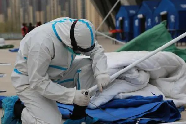 “大白”撬开蛋糕店实则为特殊时期消杀任务,大白在防疫一线有多艰辛?