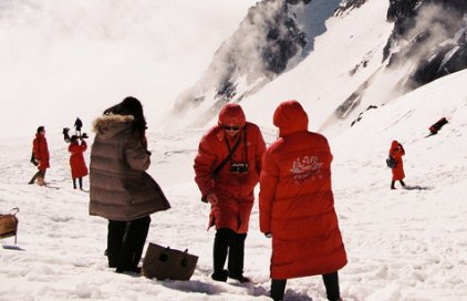 如何看待玉龙雪山8月飘雪的这种现象呢？