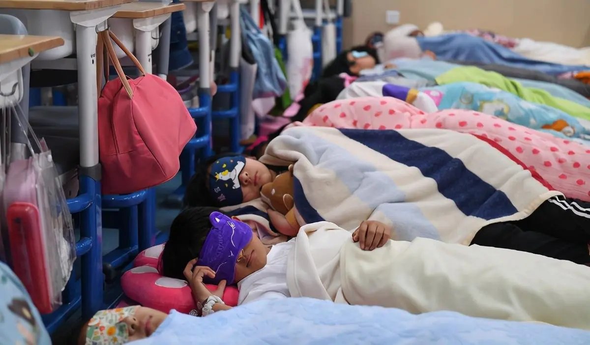 南京一小学让孩子躺着午睡,令人羡慕,全国推行真的很难吗?