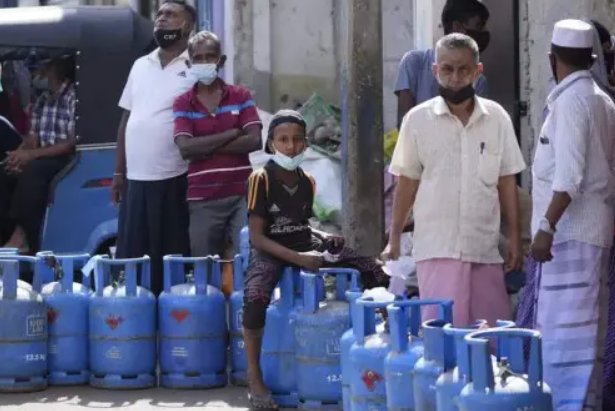 斯里兰卡首都居民被迫烧柴做饭，真实的生活情况是怎样的？