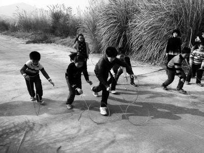 小孩子小时候玩的圆圈推着跑的叫