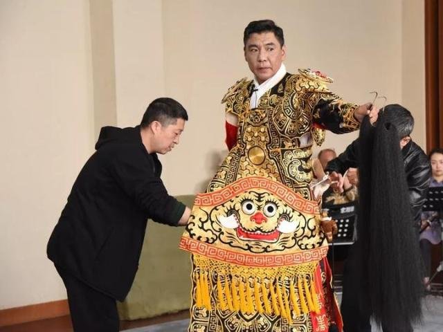 我站在烈烈风中，恨不能荡尽绵绵心痛，望苍天，四方云动，剑在手，问天下谁是英雄这是什么歌？