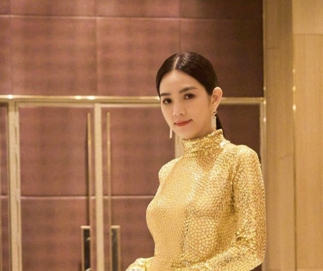 Ella向五月天及布农族道歉，她因何事而道歉呢？