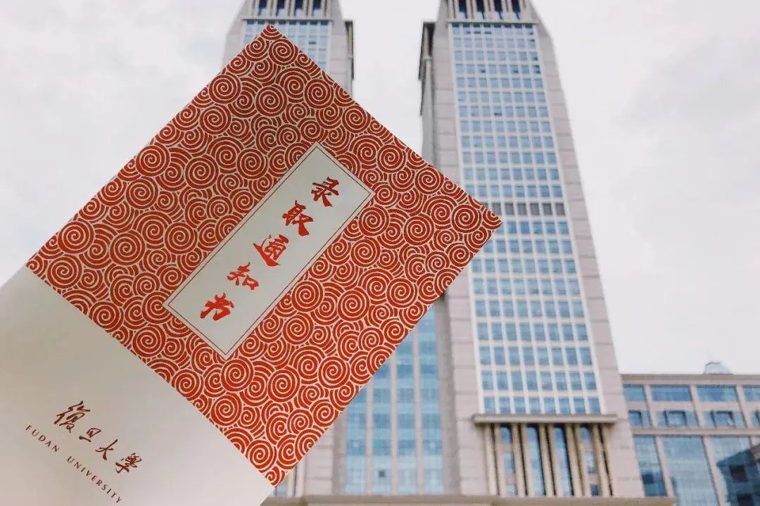 街边修车的父亲拆儿子录取通知书笑开花，背后有着怎样的励志故事？