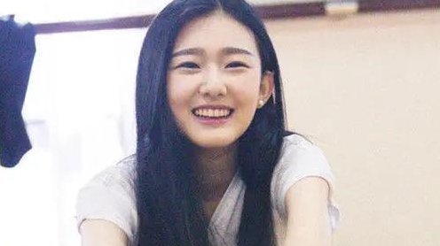 被网友吐槽“目无尊长”的袁雨萱,为何会得到杨幂的力捧呢?