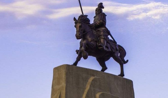 八百标兵奔北坡的历史典故是？