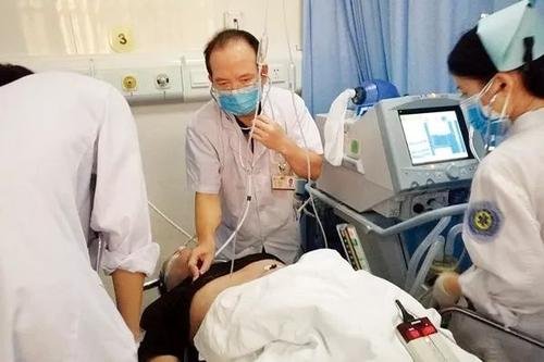 23岁医学生跪地边哭边救人，为何会边哭边救人？