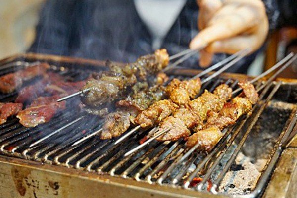 烧烤店恶性竞争25人只点一根羊肉串，一天的时间消耗是否跟利润对等？