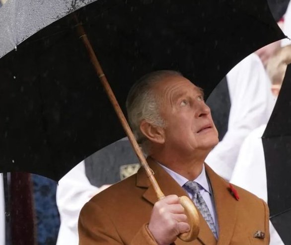 英国的国王查尔斯三世再遭鸡蛋袭击！上任几个月他经历了什么？