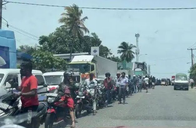 斯里兰卡首都居民被迫烧柴做饭，真实的生活情况是怎样的？