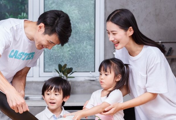 徐璐节目中和爸爸一起泡澡惹争议，女儿大了是不是必须和父亲保持距离呢？