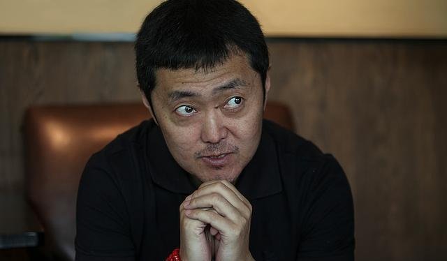 左晖去世后留下一妻子两个孩子，其千亿财产该如何继承？