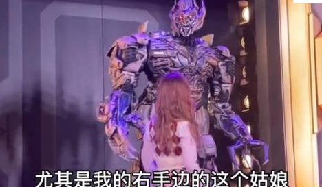 环球影城会说话的威震天是真人扮的吗