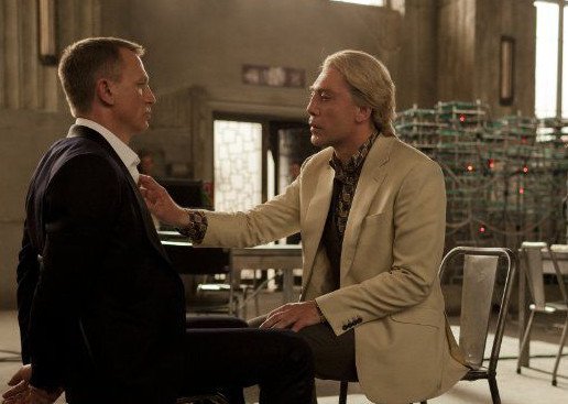 007大破天幕危机里的黄头发和M夫人是什么关系？