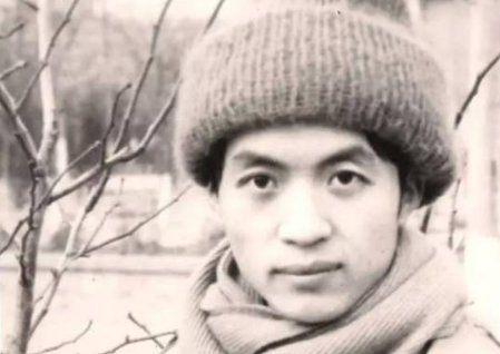 “上帝给了我一双黑色的眼睛.而我却用它来寻找光明”出自那句诗？