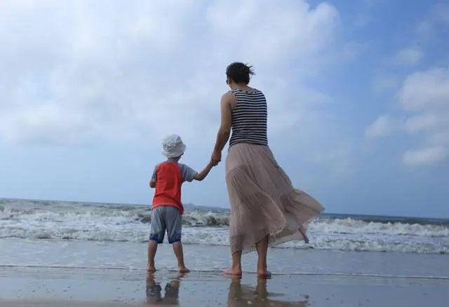 大妈转动童车将宝宝摔出，孩子倒地大哭，此举会对宝宝产生哪些伤害？