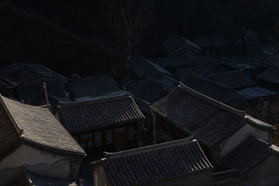 太阳底下是什么意思？