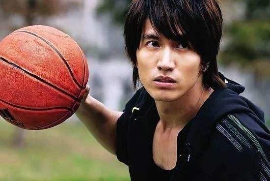 电视剧《篮球火》中铁蓝的腿为什么会断？