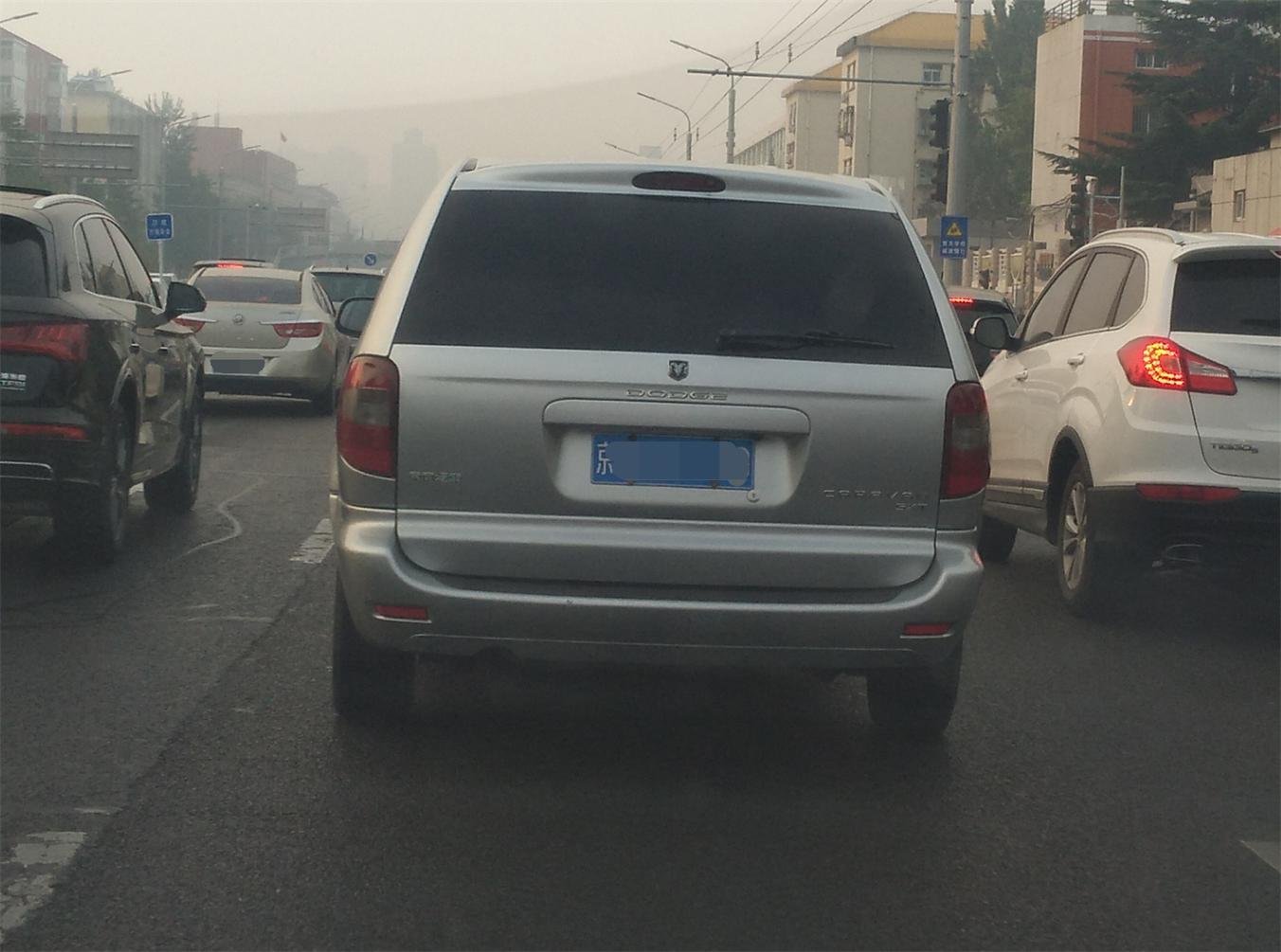 今天遇到一辆东南汽车生产的道奇CARAVAN，羊头标很显眼，要说这也是中国车史上的一段。