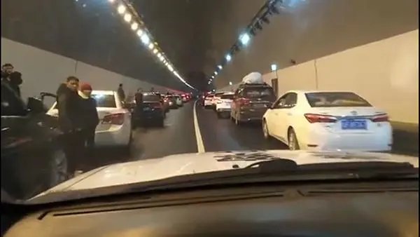 杭州一辆法拉利在隧道内自燃，豪车是否更应该注重安全性？