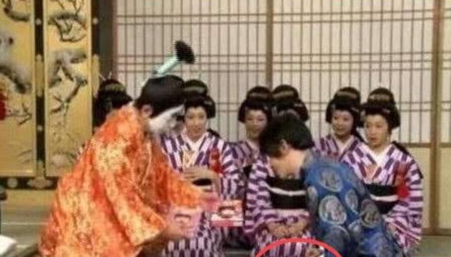 刘谦事件怎么回事 为什么给日本人跪着磕头(带原视频)