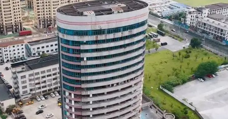 张家港用168公斤炸药爆破东渡大厦，为什么要把这么好的建筑拆掉呢？